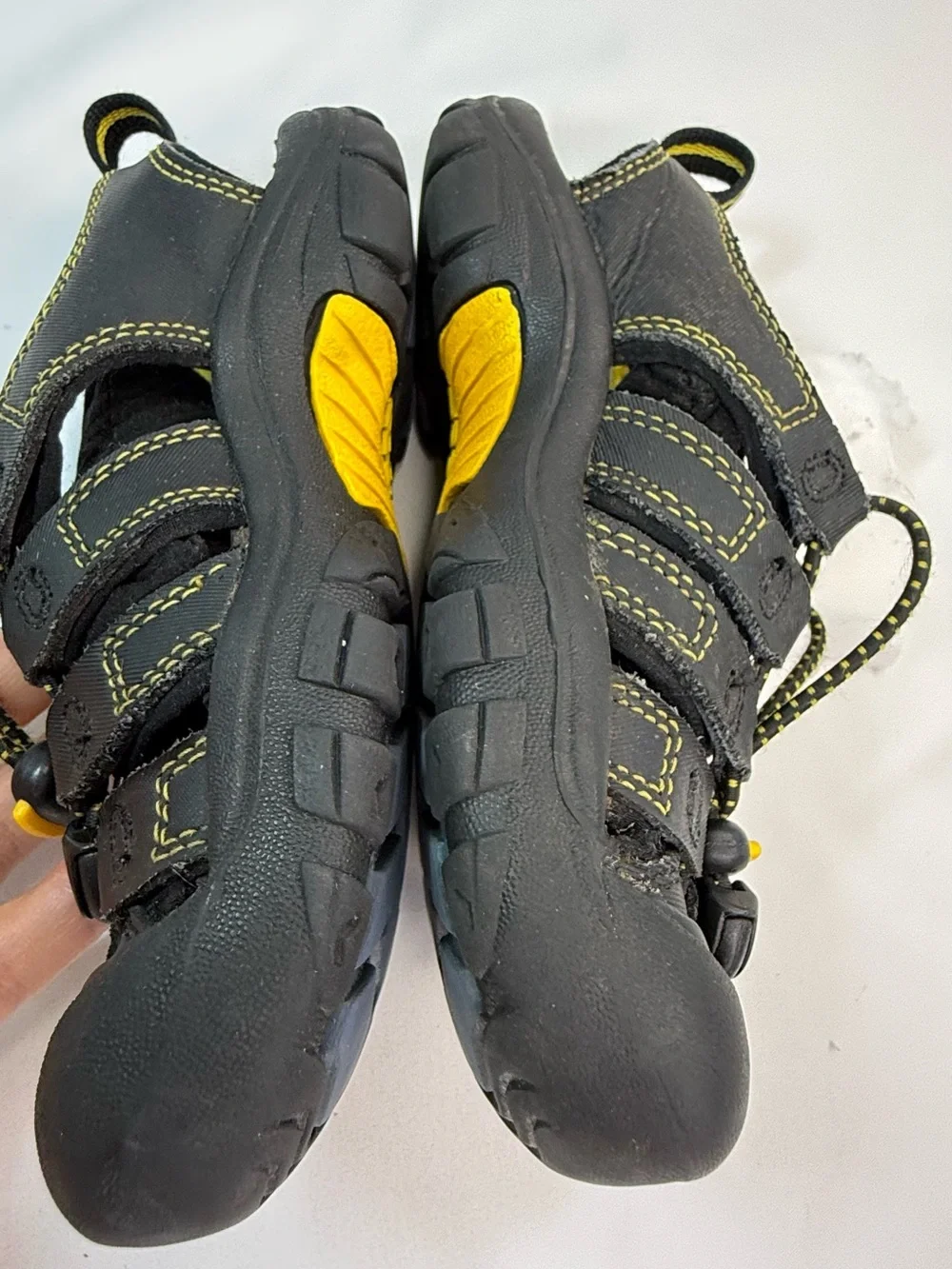 Keen Newport Kids Boys Size 11 Waterproof Black Sandals Yellow Accents VGUC/EUC